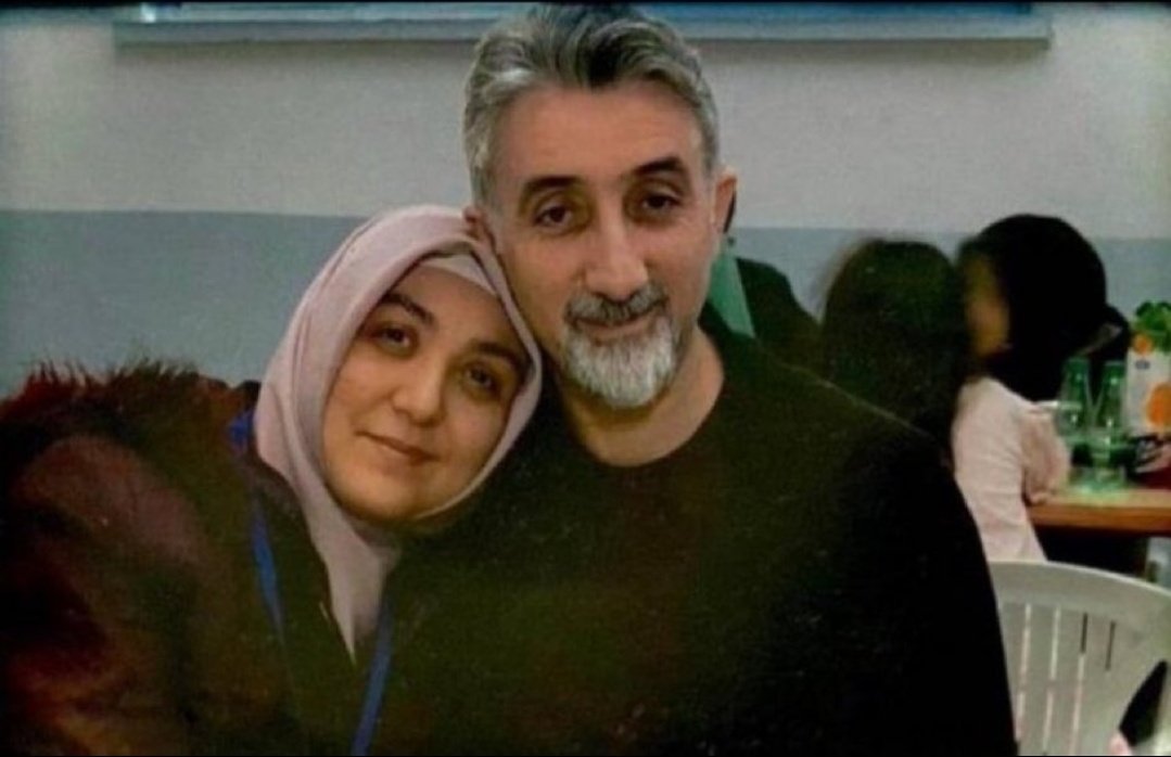 İki çocuk annesi Emine Güven, eşinin koğuş arkadaşının ailesine maddi destek verdiği için “yardım” suç sayıldı ve 4 Haziran 2024’ten bu yana Bakırköy Cezaevinde tutuklu.
Güven ailesinin 2 çocuğu yıllardır anne ve babalarının yolunu  bekliyor!
<a href="/MSTanrikulu/">Sezgin Tanrıkulu</a>