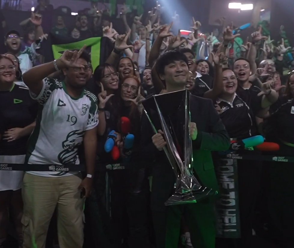 ilhadaslendas's tweet photo. Coach Faker com a torcida da LOUD 🏆 https://t.co/PVKU91MwJQ