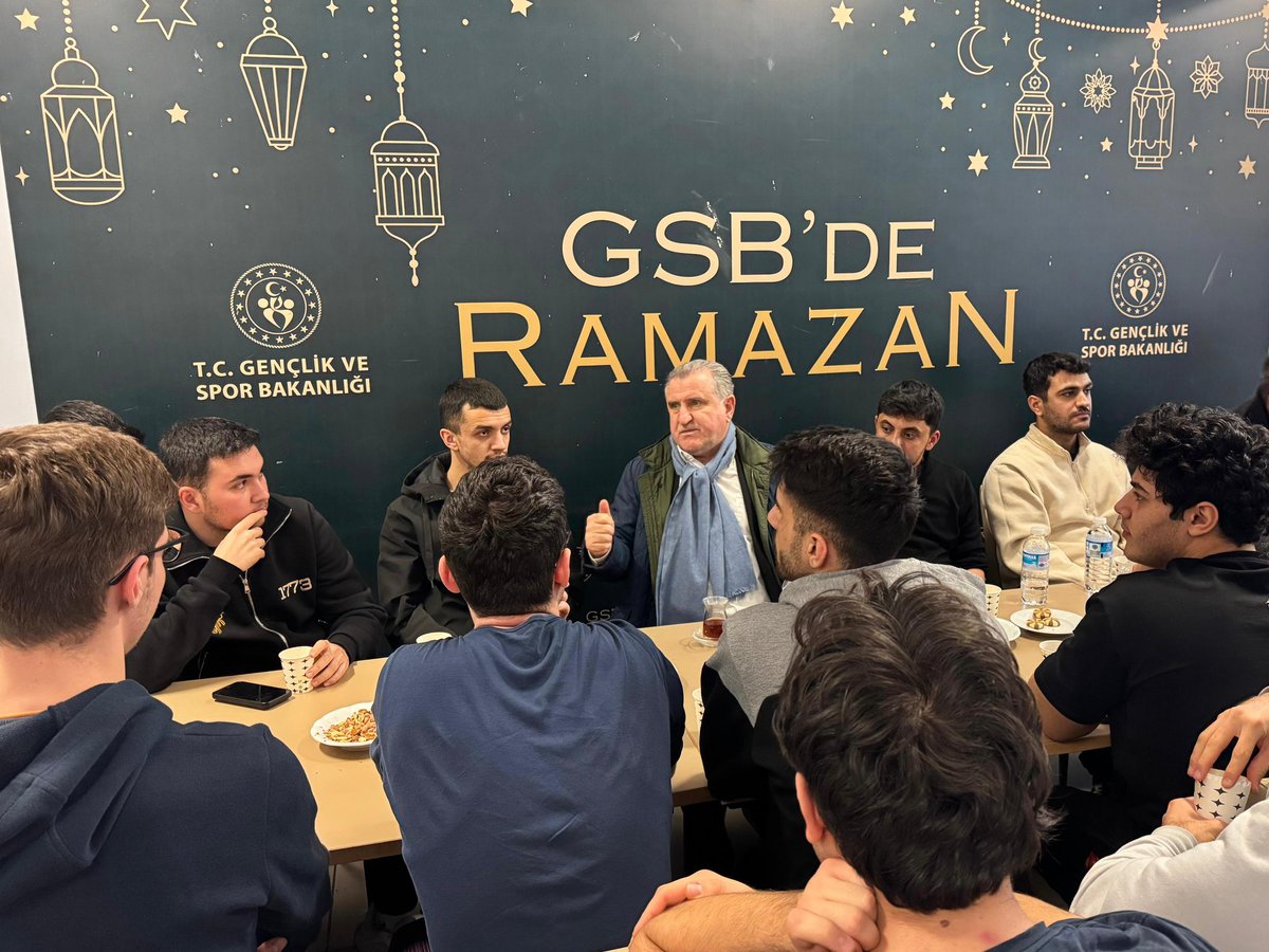 OA_BAK's tweet photo. Bu akşam İstanbul GSB Bahçeköy Öğrenci Yurdu’muzdaki genç arkadaşlarımızla iftar sofrasında bir araya geldik.🌙

Bereketin ve muhabbetin eksik olmadığı bu güzel Ramazan akşamlarında gençlerimizle aynı sofrada buluşmaya devam edeceğiz.🙋🏻‍♂️ https://t.co/CqKeB7OVrA