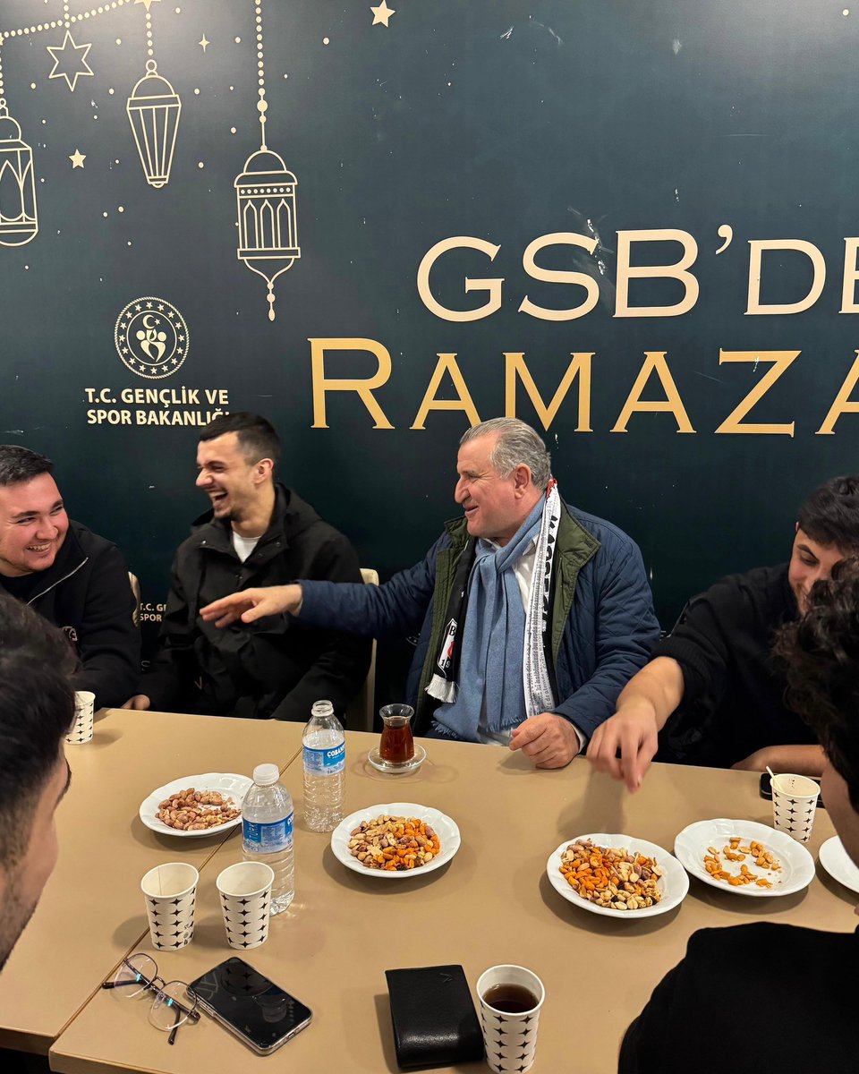 OA_BAK's tweet photo. Bu akşam İstanbul GSB Bahçeköy Öğrenci Yurdu’muzdaki genç arkadaşlarımızla iftar sofrasında bir araya geldik.🌙

Bereketin ve muhabbetin eksik olmadığı bu güzel Ramazan akşamlarında gençlerimizle aynı sofrada buluşmaya devam edeceğiz.🙋🏻‍♂️ https://t.co/CqKeB7OVrA