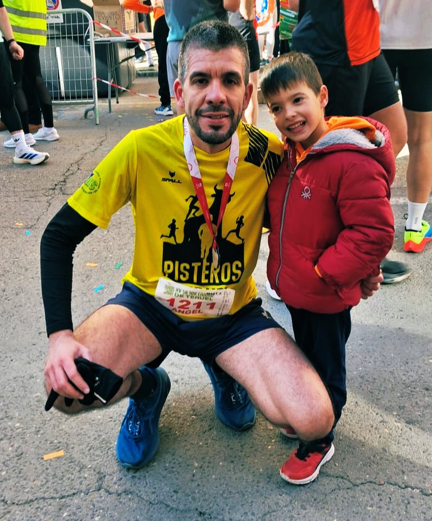 _angelsilva's tweet photo. Hace 1 año no podía correr más de 10 min seguidos. 
Hoy he logrado terminar una 10K en menos de 50 minutos.
Si tienes claro lo que quieres, ves a por ello con fuerza. SÍ, se puede!
A seguir 💪🏻 https://t.co/dsiJyaKypL