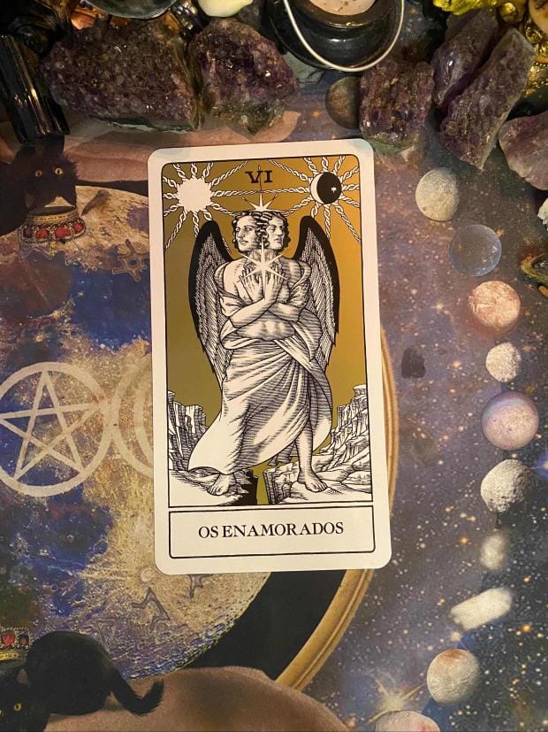 tarot_babayaga's tweet photo. ⋆☽₊ semana para GÊMEOS ♊︎

— Geminianos terão uma semana muito focada nas relações interpessoais. Não adianta o quanto você queira ficar quieta(o) no seu canto, vai ter que interagir com as pessoas! No trabalho a tendência é precisar viver muitas reuniões e projetos em equipe, sendo também um bom momento para fazer networking. Quem está na busca de um emprego vai precisar usar da sua rede de contatos para conseguir uma indicação ou carta de recomendação, pois essa é a forma mais provável para conquistar seu emprego. Quem trabalha com vendas/com o próprio negócio terá uma excelente semana. Psicólogos, pessoal do RH e comunicadores do signo de Gêmeos serão especialmente favorecidos. No amor, perceba se você tem deixado a opinião de terceiros afetar demais nas suas relações e nos seus sentimentos. É claro que você não deve se isolar, mas saiba diferenciar o que é seu e o que é dos outros. Decisões importantes precisarão ser tomadas também.

COMENTE: Entendo que não estou só no mundo.