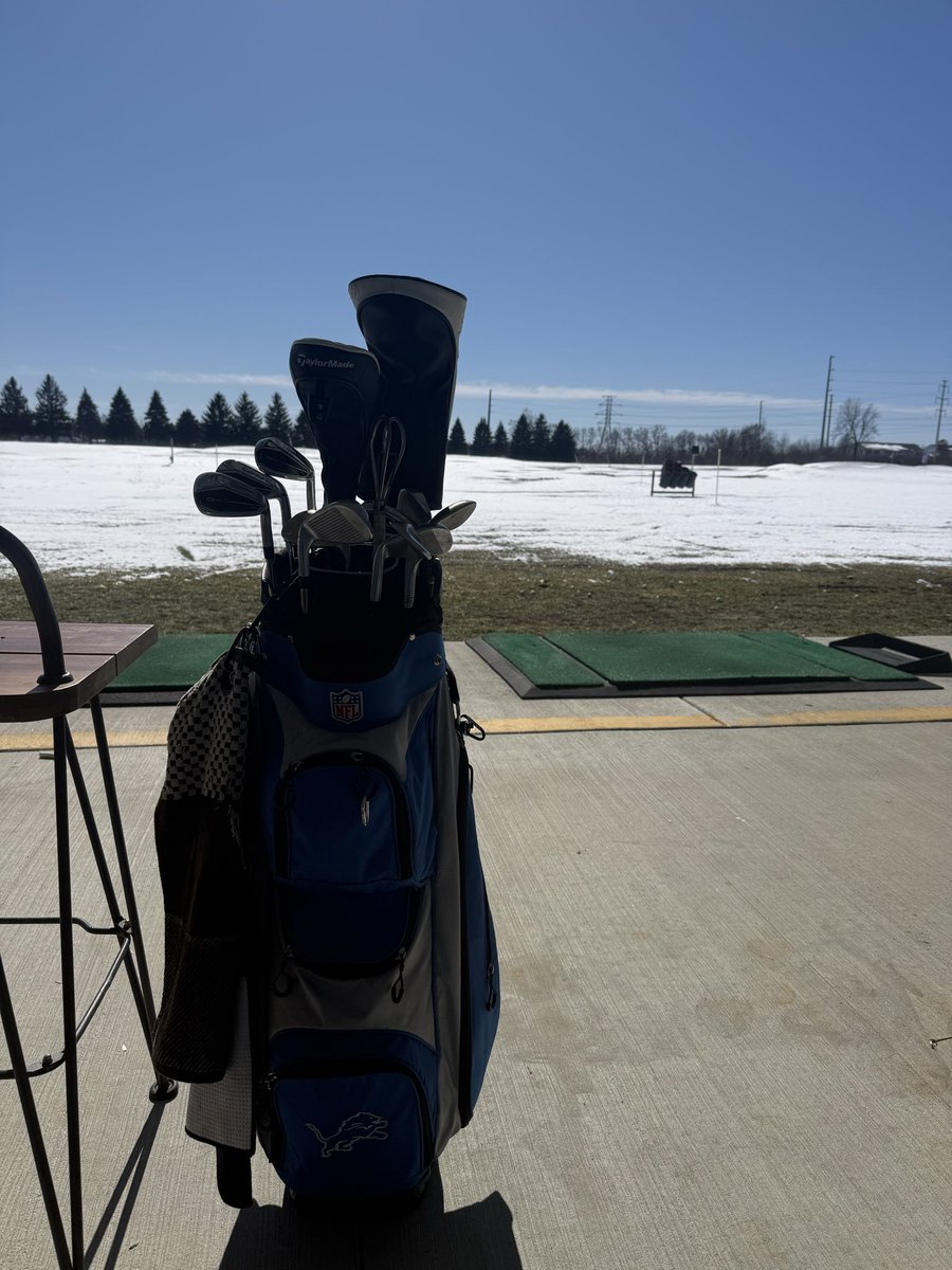 ImJustSyingTho's tweet photo. 30 degrees but the bay is heated 
#golf #rangepractice https://t.co/U0fj18Iu3H