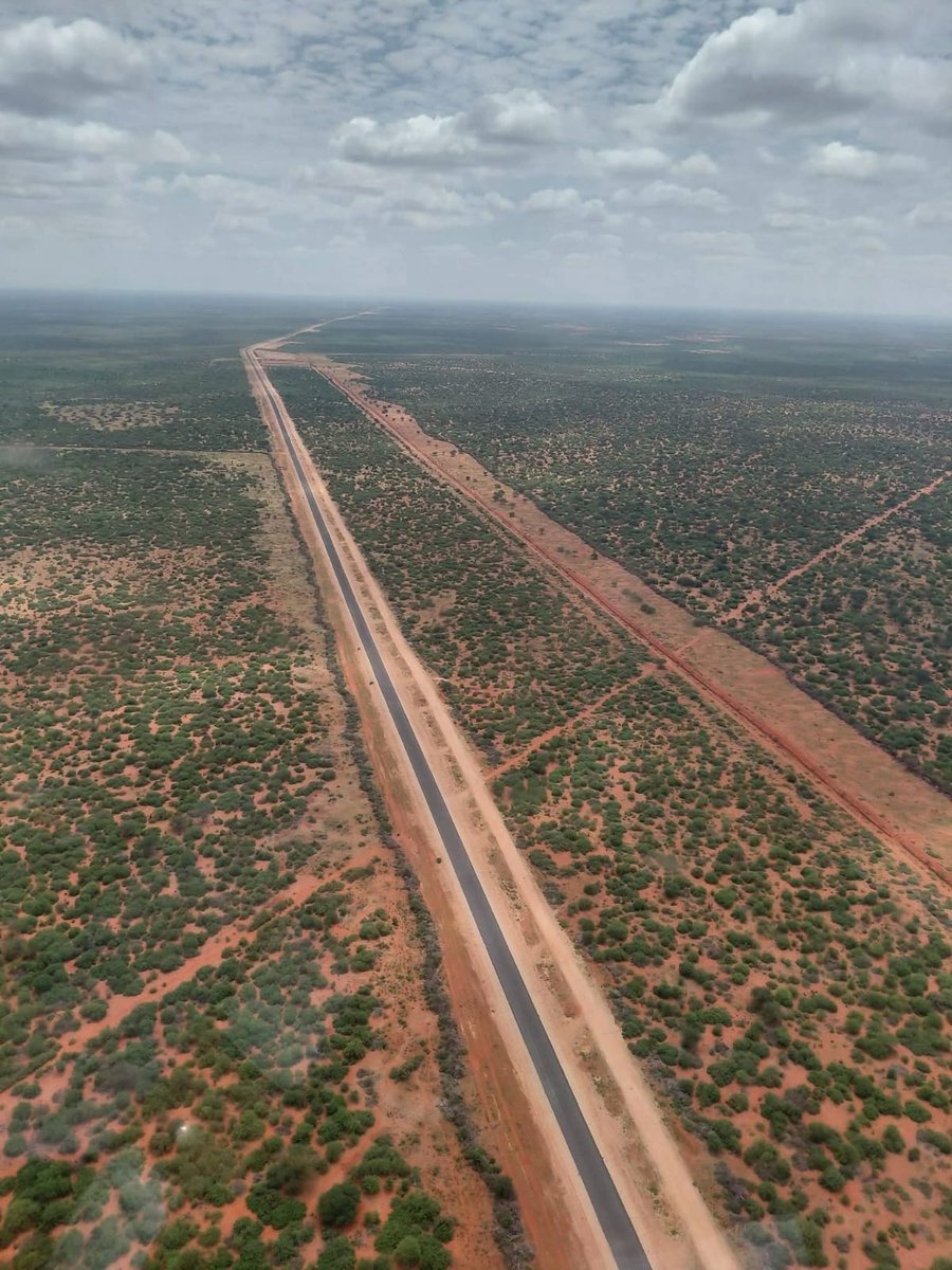 EngJohnMachari1's tweet photo. This is the newly minted Lapsset corridor road from Lamu to Isiolo. This is Garissa section. beautiful https://t.co/PtlezmJmrq