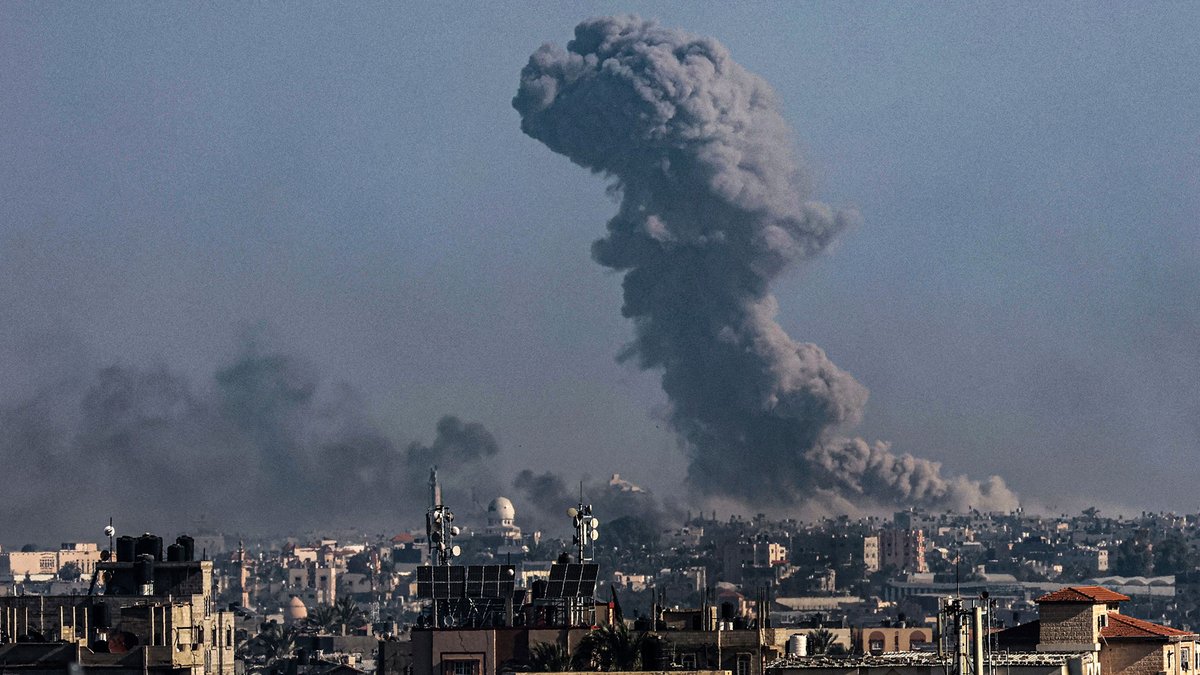Topinteresante1's tweet photo. ⚠️⚠️⚠️Tras lo ocurrido el pasado sábado 28 de febrero, este domingo (1 de marzo), Irán anunció que reanudará los ataques contra Israel y las bases estadounidenses en Medio Oriente, reiniciando los bombardeos de represalia que habían comenzado el sábado. https://t.co/RiXlhnxRKM