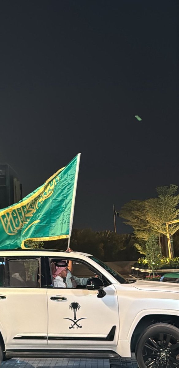 يوم الدول تسقط وتغرق وتنهار
عشنا بأمان وخير صبح و عشيه