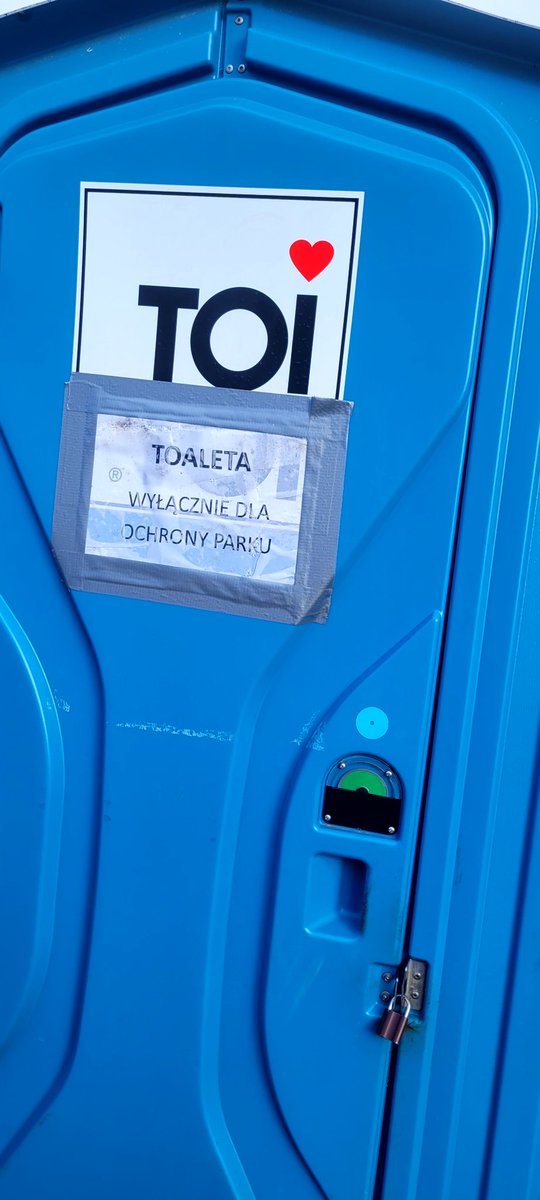 Toaleta im. Rafała Trzaskowskiego w Parku Ujazdowskim nieczynna.
A taka nowoczesna inwestycja miała być
Pobliski Toi-Toi tylko dla wybranych