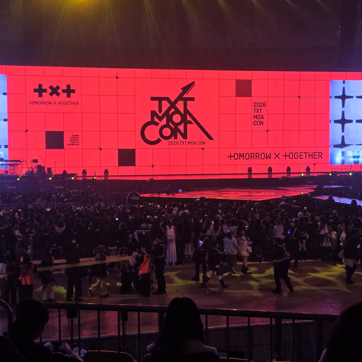 요즘은 한 그룹을 좋아하기보단 여기저기 무대 보러 콘서트를 많이 다니고 있습니다
킥플립 프나 투바투콘 다녀왔고 엑소 투어스콘도 갈 예정