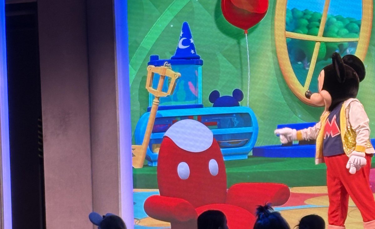 My favorite Kingdom Hearts lore drop in the past 5 years is that Mickey still has his Keyblade just sitting around the Mickey Mouse Clubhouse

like what do u need it for buddy