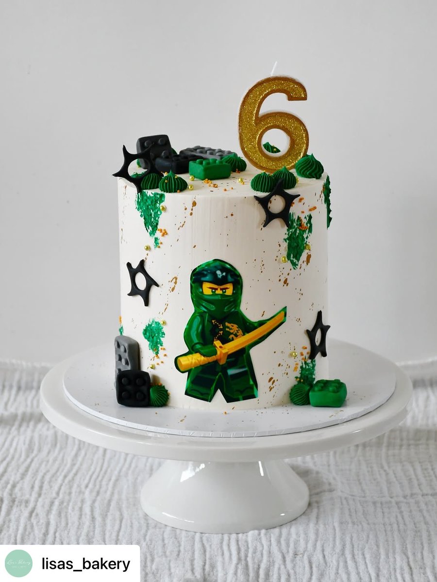 Deze prachtige LEGO Ninjago taart is gemaakt door Lisa van @lisas_bakery. Ze versierde deze prachtige taart met een eetbare print. 

#lisasbakery #cakeprint #ninjagotaart #legotaart #eetbareprint