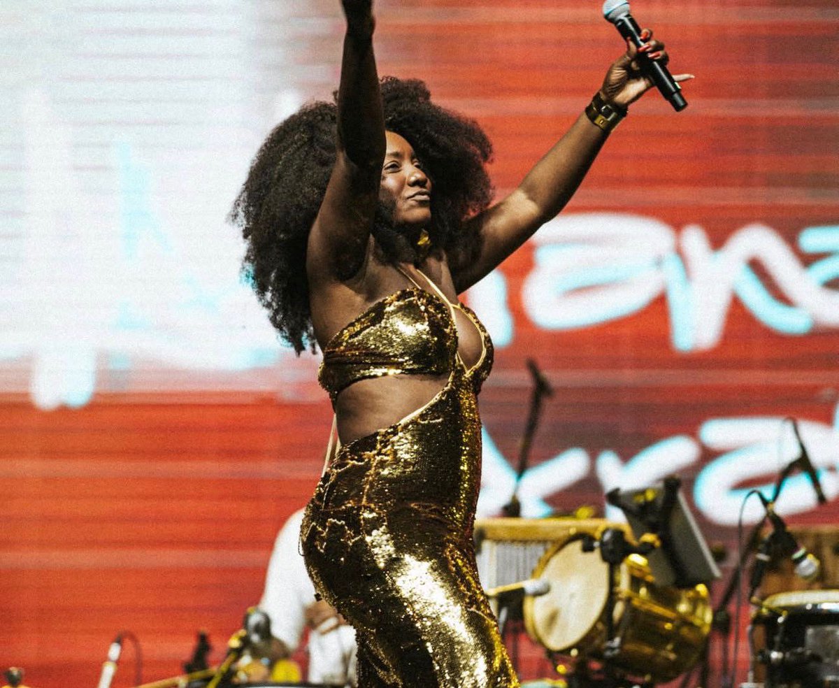 Com o coração apertado, envio todo meu carinho para a cantora Adriana Araújo, voz tão presente e querida nos sambas de Belo Horizonte.

Adriana é dessas artistas que carregam a alma da nossa cultura popular, que fazem do samba um espaço de encontro, de alegria e de resistência.