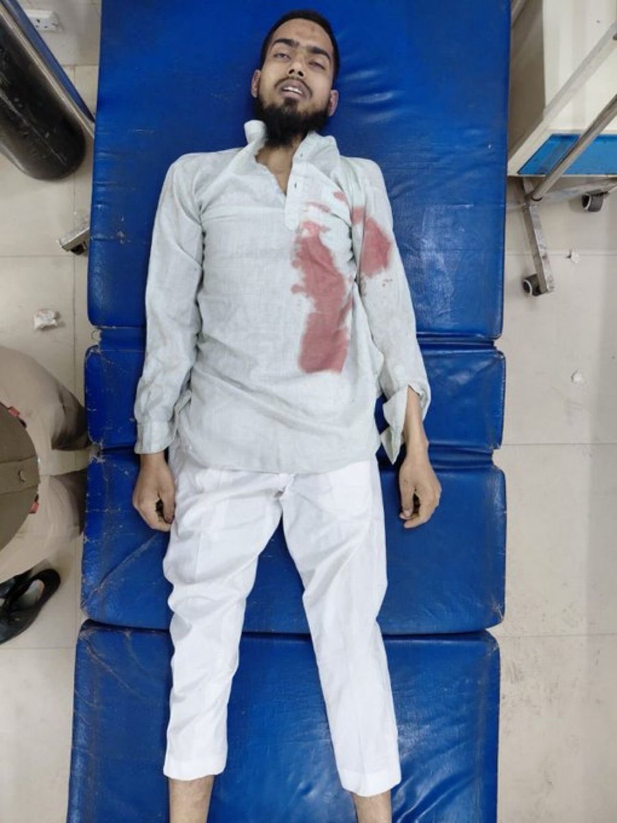 गाजियाबाद में सलीम वास्तविक की हत्या के आरोपी मोहम्मद जीशान को पुलिस ने मुठभेड़ के दौरान मार गिराया। बताया जा रहा है कि वह पिछले दो दिनों से एक मस्जिद में छिपा हुआ था और पुलिस से बचने की कोशिश कर रहा था।

उत्तर प्रदेश पुलिस की त्वरित कार्रवाई यह दर्शाती है कि कानून से ऊपर कोई