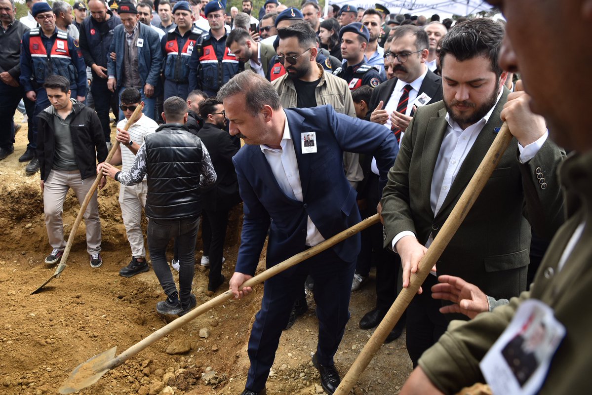 Videoda geçen fotoğraftan bahsedelim biraz da..
Terör sevicisinin terviç edildiği, ardından fotoğrafının okşandığı o dönemde; şehidimizin cenazesine katılan tek Genel Başkanın fotoğrafı bu fotoğraf. Evet, yaptığımız şey Türk Milletine ve Türk Devletine sadakat borcudur.