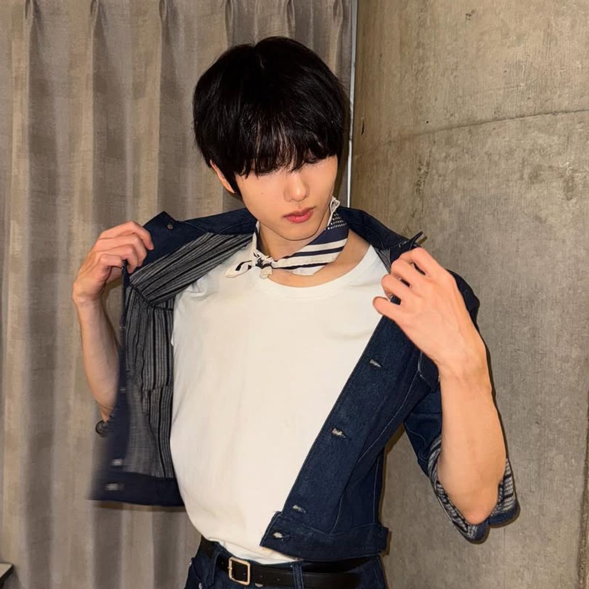 earkjisung's tweet photo. @DAHYUNNIEE Udah cocok buat jadi ceo ganteng main character dracin itu belum nun? https://t.co/1ffeirDBNz