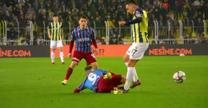 pittbrad1907's tweet photo. Hem penaltı hem kırmızı olmalıydı. 4 yıl önce İrfan Can'ın Siopis'e bu basmasına kırmızı vermişlerdi. Ama biz saha dışına çıkmayız saha içinde kalırız 👏🏻👏🏻 https://t.co/ZszJFxVAIx