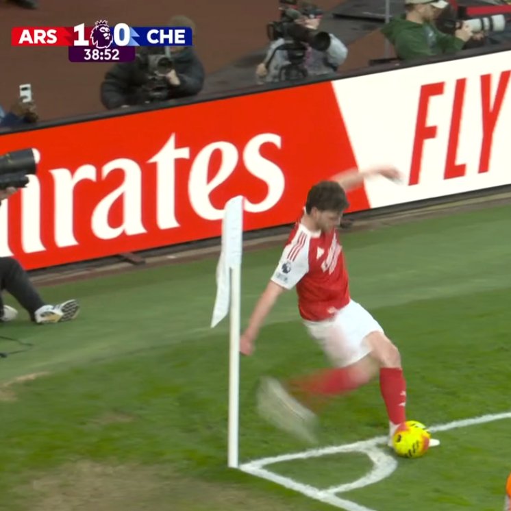 CityfanDestiny's tweet image. Different scenarios! Nunez was pushed by the head before the handball; Rice wrapped his arms, restricted Hato from getting a clean header and shoved the ball with his hand.

Not to mention his dubious corner kicks.