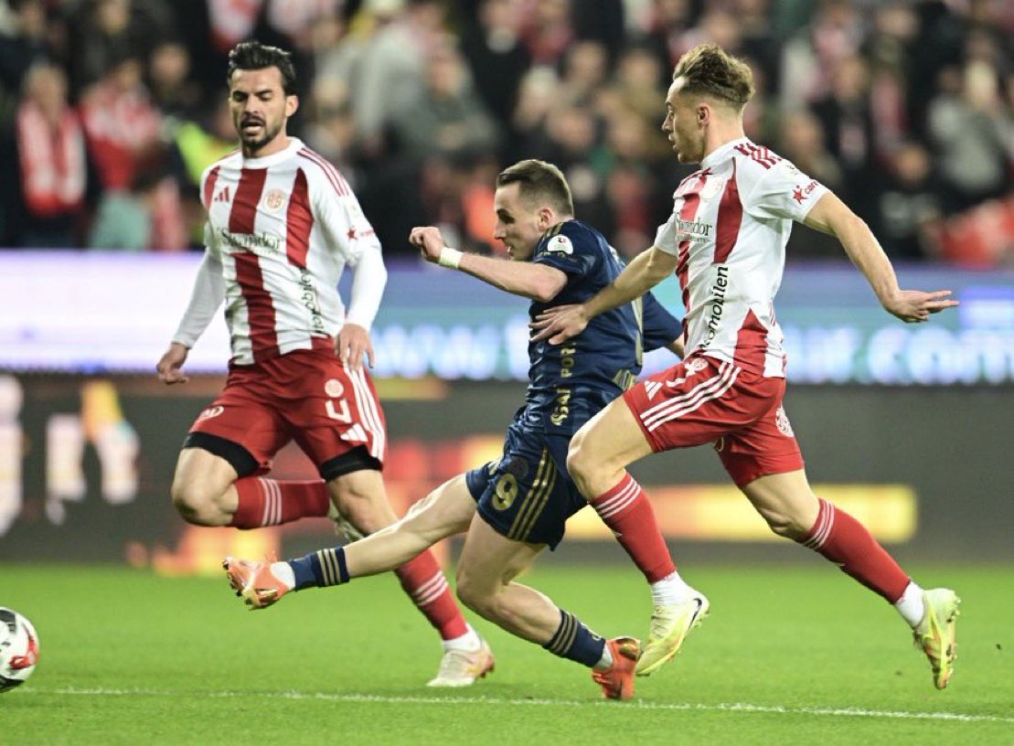 Bireysel hatalar…
Saçma sapan yenilen goller…
Vasat oyun…
Devre arası hamle yapılmaması, şaka gibi 65. dakikanın beklenmesi…
Gole en çok ihtiyacımız olduğu anda Kerem’in oyundan alınması…
Şampiyonluk yolunda bırakılan 2 puan daha…

Anlamakta zorluk yaşıyoruz…