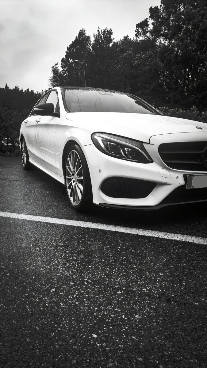 Yağmur her şeyi temizler derler
Oysa bazı izler ıslanınca daha belirgin olur
Sessizlik bazen en yüksek çığlıktır
Kimse görmez ama insan en çok kendi içinde yorulur
Bir gün aklına düşersem
Beni hatırla