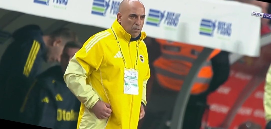 Gcarlinz's tweet photo. Fenerbahçe de 2014 den bu yana aşçısından sağlıkçısına , futbolcusundan başkanina herkes değişti , bir tek bu adam değişmedi , Murat Zeki Göle ... Belki de şansızlık bu adam da . Gönderin üst üstte 5 şampiyonluk bizde . https://t.co/9CpZGdkdO1