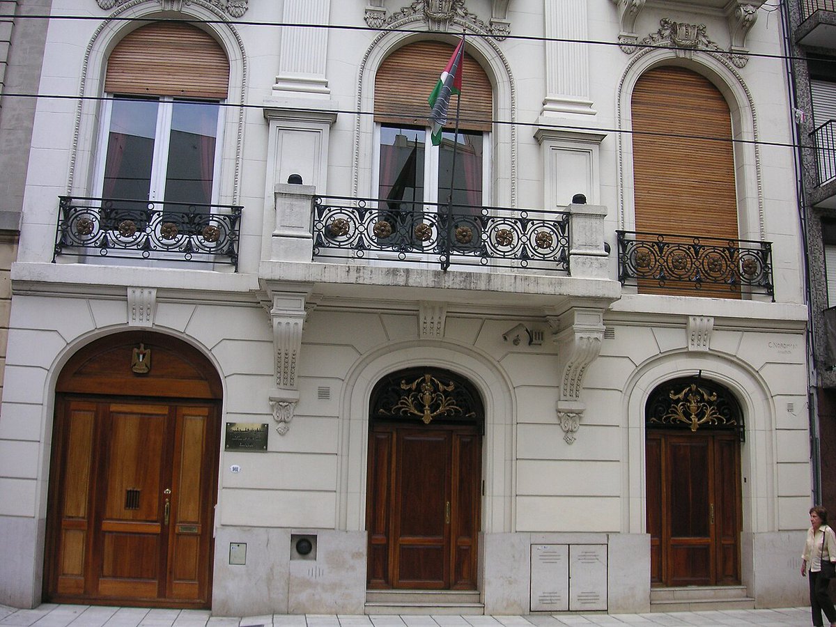 <a href="/clauavruj/">Claudio Avruj</a> <a href="/gcba/">Buenos Aires Ciudad</a> Es la misma bandera que flamea en la Embajada palestina que se encuentra en Riobamba 981 (CABA) reconocida por el mismo gobierno del cual vos sos funcionario, salame.