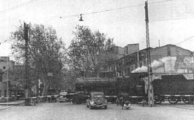 València, anys 1940. Pas a nivell a l'avinguda del Port.
