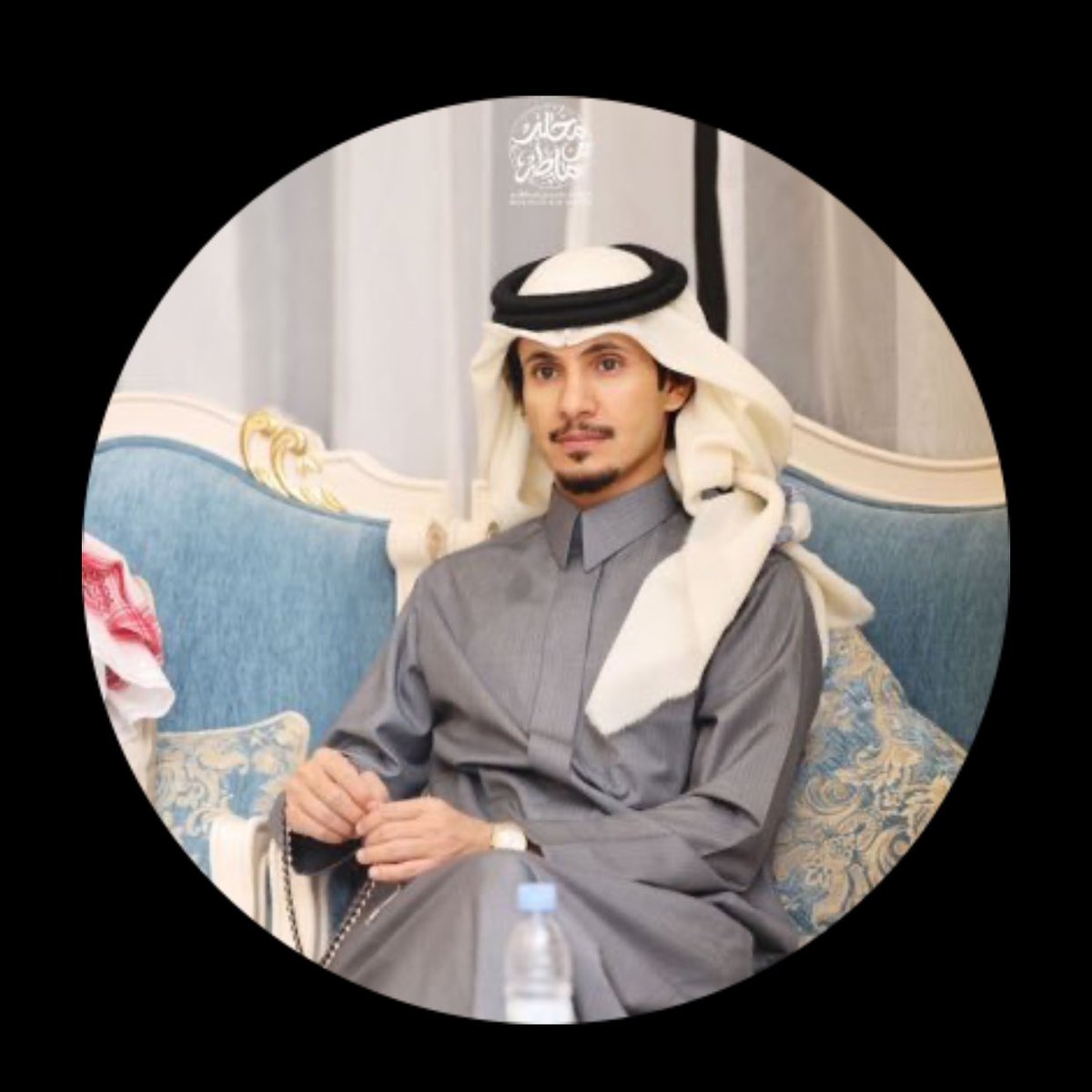 علوم ابن جخدب علوم طقعان
عقب العلوم اللي جته من عتيبه

اشهد ان مصادم من القوم عتبان
تنتهي نتيجة تصادمهم بالغليبه

السلطة اللي على علو العلا بان
طب وطاب مبطا بط وياطيبه 

#مقرن_الخراصي 
#السلطة