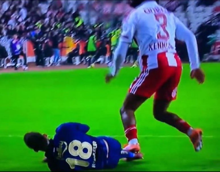 Fenerliiadam's tweet photo. Bu ligde şampiyonu hakemler belirliyor. 
Birini doğrayarak                     diğerini kollayarak https://t.co/sUJaAN4G4k