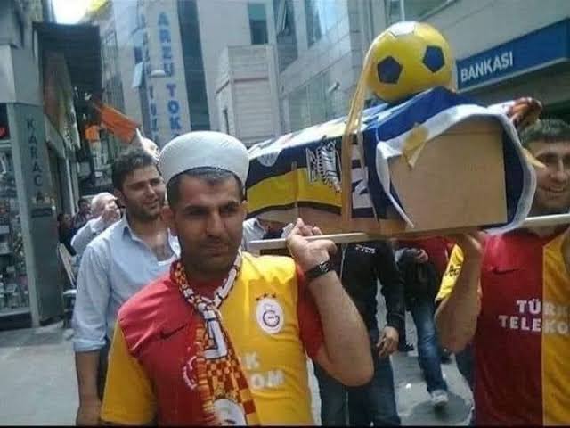 Fenerbahçe hadi bahaneleri alalım geç olmadan.

1️⃣Tarihin en iyi Antalyaspor'u
2️⃣Hakem bizi doğradı
3️⃣Yapı sapı kapı var
4️⃣Bize büyük yaptılar 
5️⃣İran savaşı moralimizi bozdu
#ANTvFB

Sence ne olabilir ?🤔