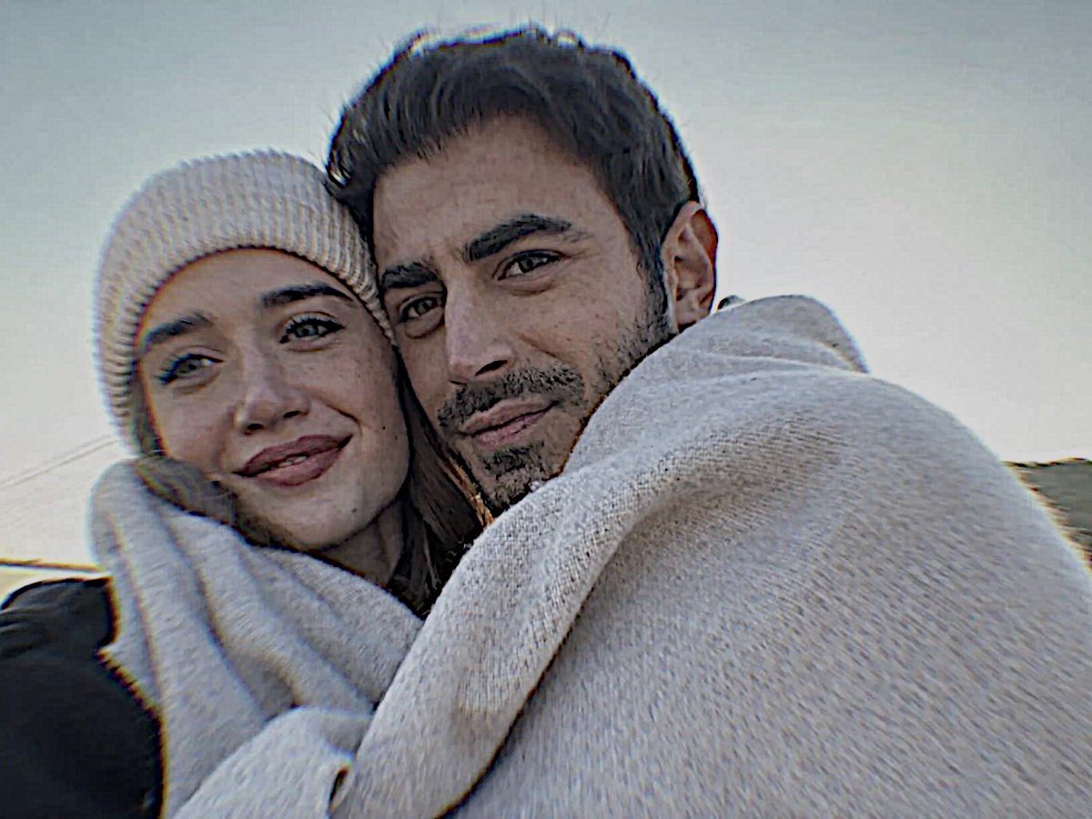 AslazItaly's tweet photo. Il tipo di amore in cui una sciarpa sola basta, perché lei la sistema anche su di te 🤍

#EminGünenç | #IlsuDemirci | #EmSu | #IlMin https://t.co/zYAbVqoy9j