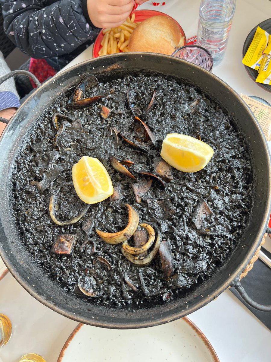 RicardRiba_and's tweet image. Cursa de #10k a #Cambrils i aquesta vegada fent de llebre a la meva dona🏃‍♂️ Esforç i empenta. Ajuda mental i objectiu aconseguit. Bona organització i molt bon ambient a la #mitjacambrils amb rècord de participants (3000). L’arròs negre post carrera a Cambrils…tot un clàssic👌