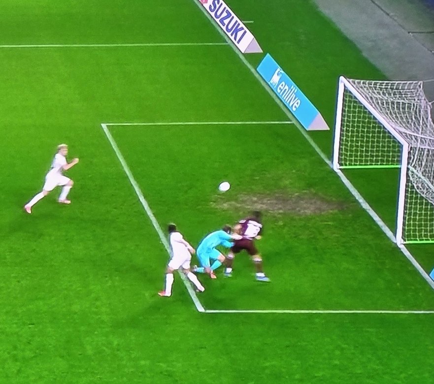 supermik14's tweet image. Boccata d'ossigeno per un buon #Toro, che torna a vincere dopo 4 turni.
Tre mosse nuove di #Daversa:
1) Aggressività (sempre primi i #granata su seconde palle)
2) Cambi di gioco (mai visti con #Baroni)
3) #Vlasic trequartista

In gol #Simeone e #Zapata
#TorinoLazio 2-0
#SFT #FVCG