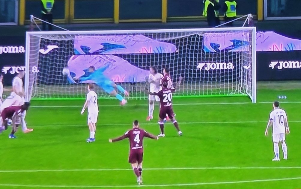 supermik14's tweet image. Boccata d'ossigeno per un buon #Toro, che torna a vincere dopo 4 turni.
Tre mosse nuove di #Daversa:
1) Aggressività (sempre primi i #granata su seconde palle)
2) Cambi di gioco (mai visti con #Baroni)
3) #Vlasic trequartista

In gol #Simeone e #Zapata
#TorinoLazio 2-0
#SFT #FVCG