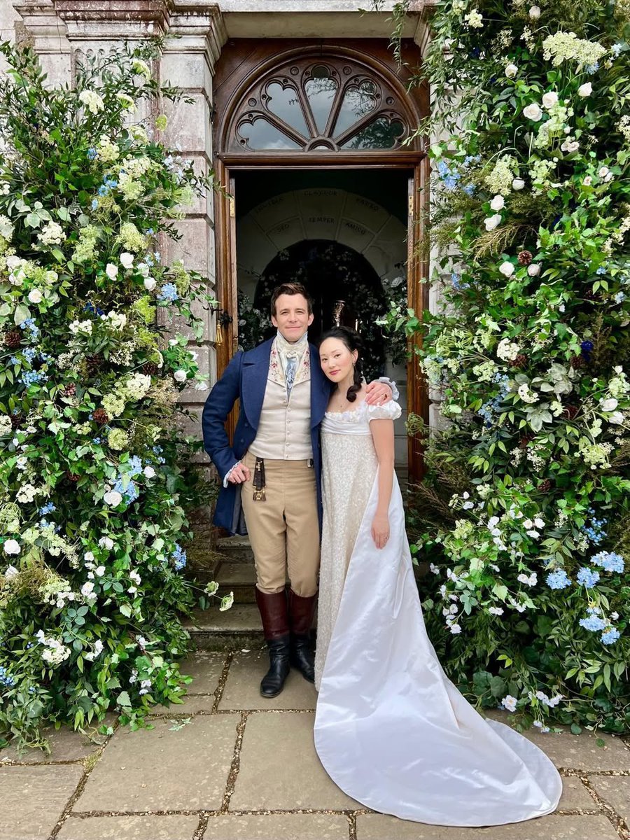 evlenmeyi bu kadar isteyecek son kişi bile değilken beklemediği anda aşık olunca sophie'yi annesini abisini ailesini kraliçesinden tutun hakimine kadar nefes alan her canlıyı ikna etmek zorundaydı. çocuklarına anlatacağı annenizi işte böyle kaptım hikayesi çok güzel..
#bridgeton