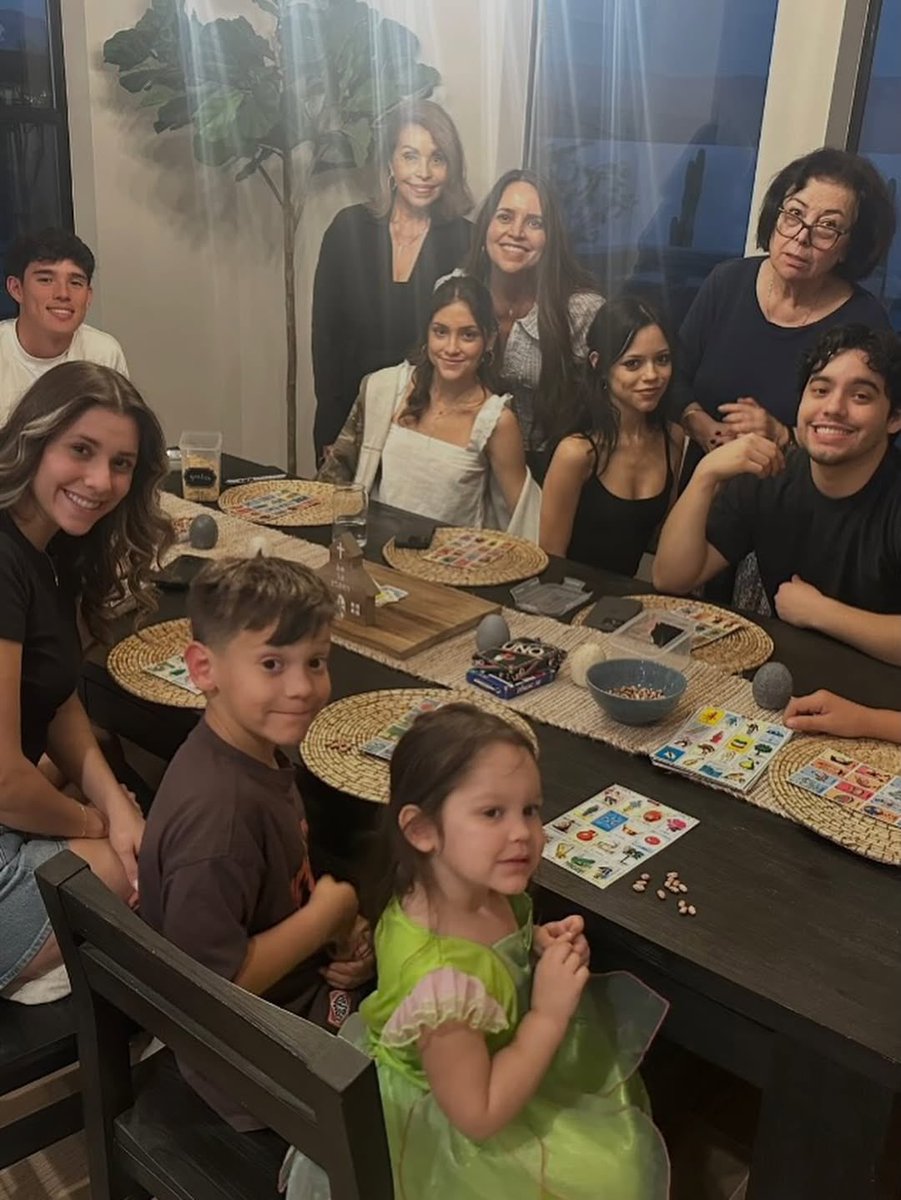 weylerhq's tweet photo. Jenna Ortega stuns with black hair and dark eyebrows in new photos celebrating her mom’s birthday. https://t.co/9lGlQh53ky