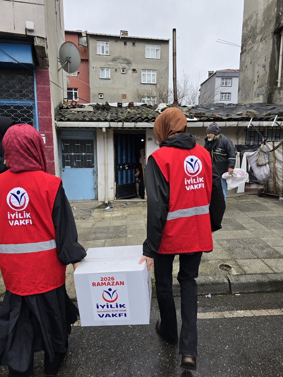 iyilikvakfi's tweet photo. Ramazanın bereketini paylaşmaya yurt içinde ihtiyaç sahibi ailelerimize erzak ve zekât dağıtımlarımızla devam ediyoruz. 🌙

Kardeşlik ve dayanışmanın yürekleri ısıtan mutluluğunu hep birlikte hissediyoruz.

@_cevdetyilmaz 
@rbklndr 
@mehmetsofuoglu 
@gulsuncocuklard 
#türkiye #ramazan #ramadan #oruç #iftar #sahur #yardım #iyilikvakfı