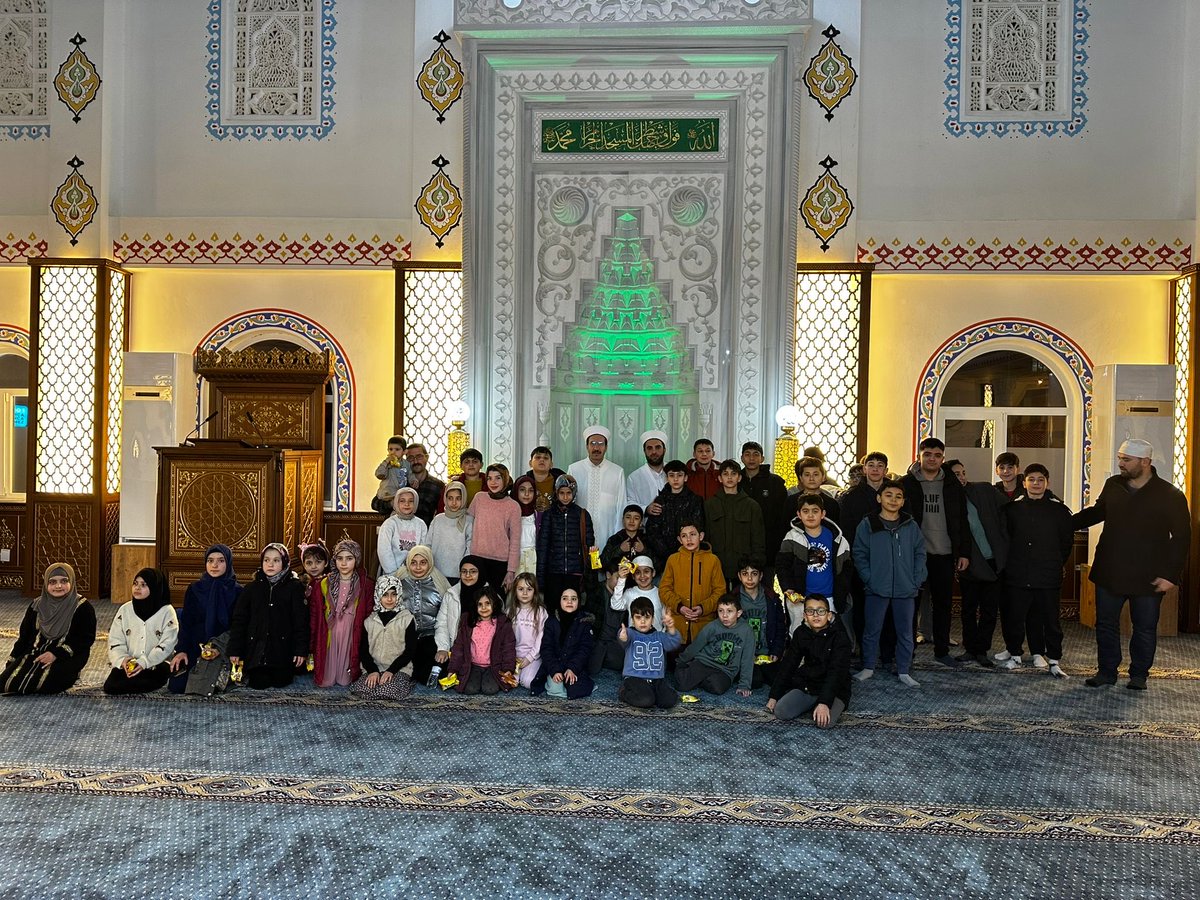 Yunus Emre Camimizde her hafta düzenlenen iftar programında gençlerimizle Ramazan sevincini paylaştım. Gençlik ekibimize ve emeği geçen tüm görevlilerimize teşekkür ediyorum. #akşehir #akşehirmüftülüğü