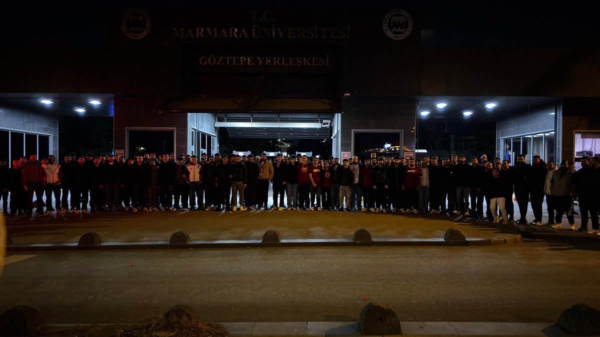 uAUNIMarmara's tweet photo. İyi geceler #Galatasaray Ailesi. 😎

#uAUNIMarmara
#ultrAslanUNI https://t.co/B8UvSvHBhW