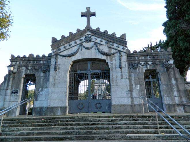 PatrimonioAlava's tweet photo. #Laudio. Su #cementerio alberga 11 #panteones, 300 #sepulturas, 1.335 #nichos y 1.013 nichos de cenizas y otros restos. #Álava
Foto: @laudiokoudala https://t.co/SPPlwXs2OA