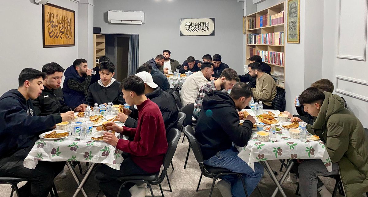 kdgenclik's tweet photo. Köklü Değişim Gençlik Kolları Yalova olarak, 
#ÜmmetOlmaZamanı kampanyamız kapsamında anlamlı bir iftar programı gerçekleştirdik.

Kardeşlik ve ümmet bilincini pekiştirmek amacıyla düzenlediğimiz programımız; iftarın açılması, yapılan dualar ve cemaatle eda edilen namazın ardından çay ve tatlı ikramı ile son buldu. Samimi ve muhabbet dolu bir atmosferde gerçekleşen buluşmamız, birlik ve beraberliğimizin güçlenmesine vesile oldu.

Emeği geçen tüm kardeşlerimize teşekkür eder; bu güzel buluşmanın ümmet olma şuurunun daha da kuvvetlenmesine vesile olmasını Yüce Allah’tan niyaz ederiz.

#Ramazan