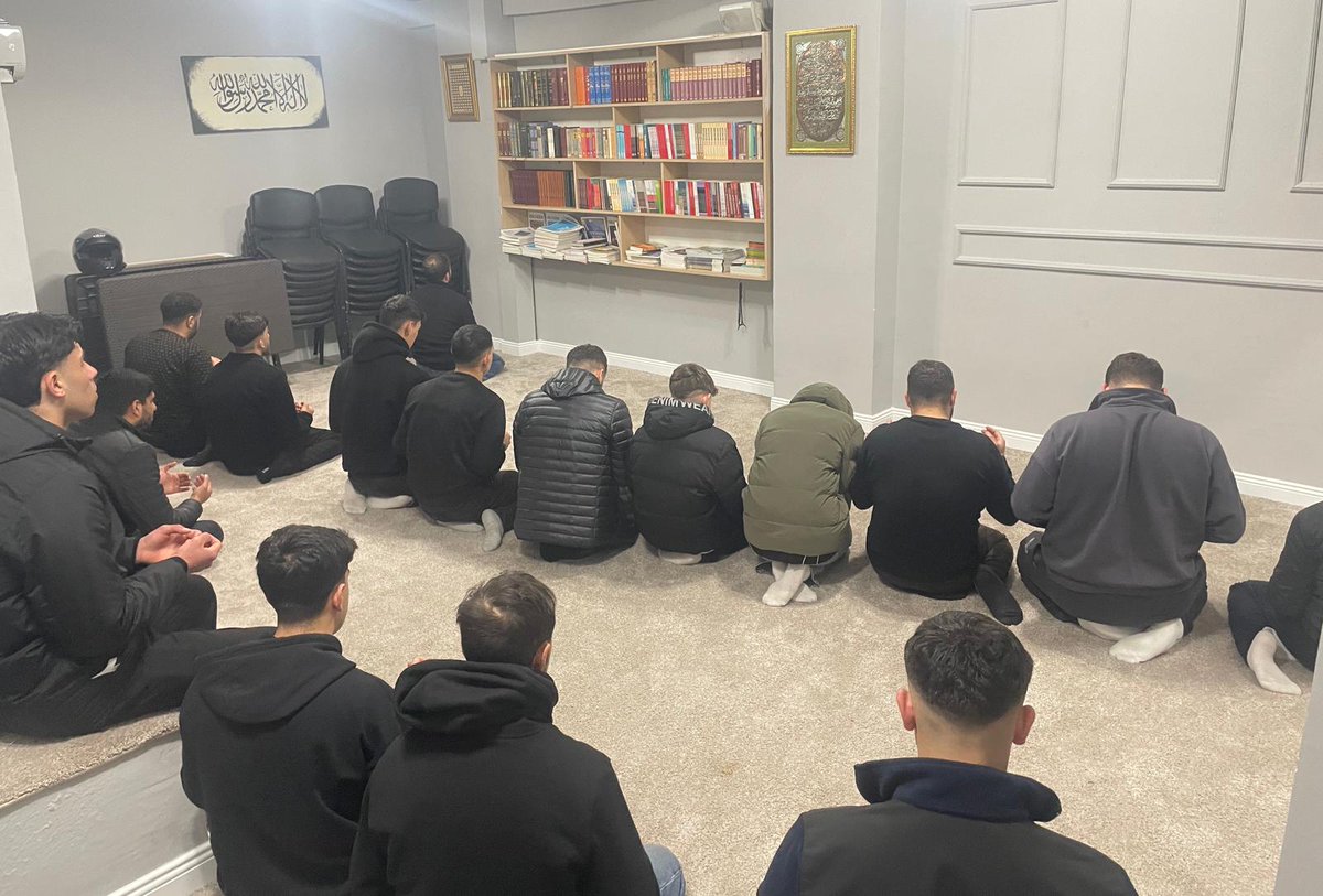 kdgenclik's tweet photo. Köklü Değişim Gençlik Kolları Yalova olarak, 
#ÜmmetOlmaZamanı kampanyamız kapsamında anlamlı bir iftar programı gerçekleştirdik.

Kardeşlik ve ümmet bilincini pekiştirmek amacıyla düzenlediğimiz programımız; iftarın açılması, yapılan dualar ve cemaatle eda edilen namazın ardından çay ve tatlı ikramı ile son buldu. Samimi ve muhabbet dolu bir atmosferde gerçekleşen buluşmamız, birlik ve beraberliğimizin güçlenmesine vesile oldu.

Emeği geçen tüm kardeşlerimize teşekkür eder; bu güzel buluşmanın ümmet olma şuurunun daha da kuvvetlenmesine vesile olmasını Yüce Allah’tan niyaz ederiz.

#Ramazan