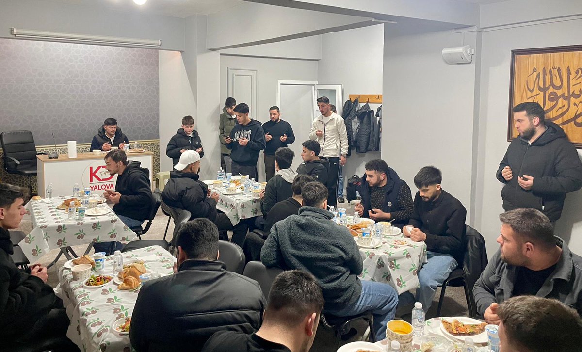Köklü Değişim Gençlik Kolları Yalova olarak, 
#ÜmmetOlmaZamanı kampanyamız kapsamında anlamlı bir iftar programı gerçekleştirdik.

Kardeşlik ve ümmet bilincini pekiştirmek amacıyla düzenlediğimiz programımız; iftarın açılması, yapılan dualar ve cemaatle eda edilen namazın
