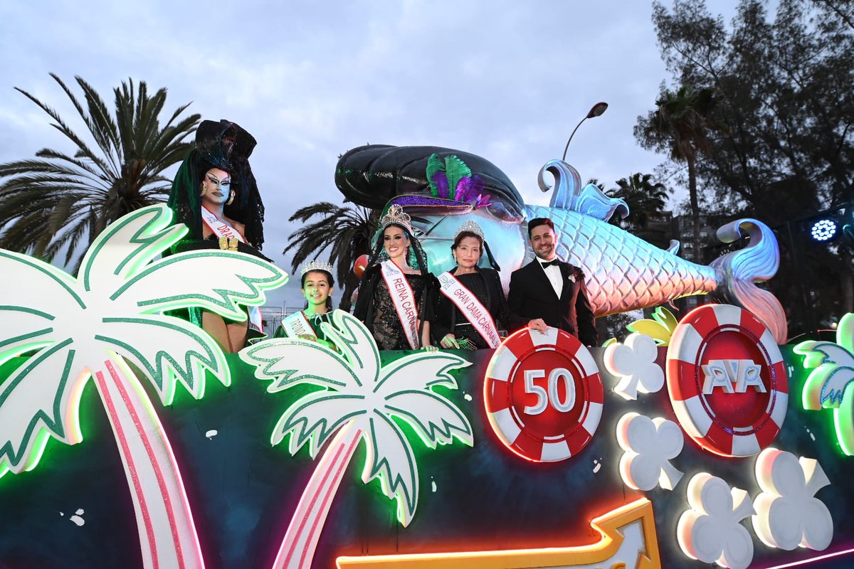 lpacarnaval's tweet photo. 🐟 «𝐄𝐍𝐓𝐈𝐄𝐑𝐑𝐎 𝐃𝐄 𝐋𝐀 𝐒𝐀𝐑𝐃𝐈𝐍𝐀»

La sardina ya está lista para partir hacia la playa de Las Canteras con la corte carnavalera

@aytolpgc https://t.co/4Vnrm07PIW