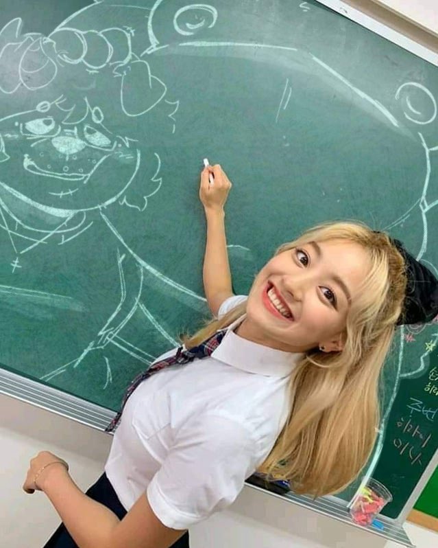 bewarenic's tweet photo. Jihyo chalkboard https://t.co/OfAi2EUcSE