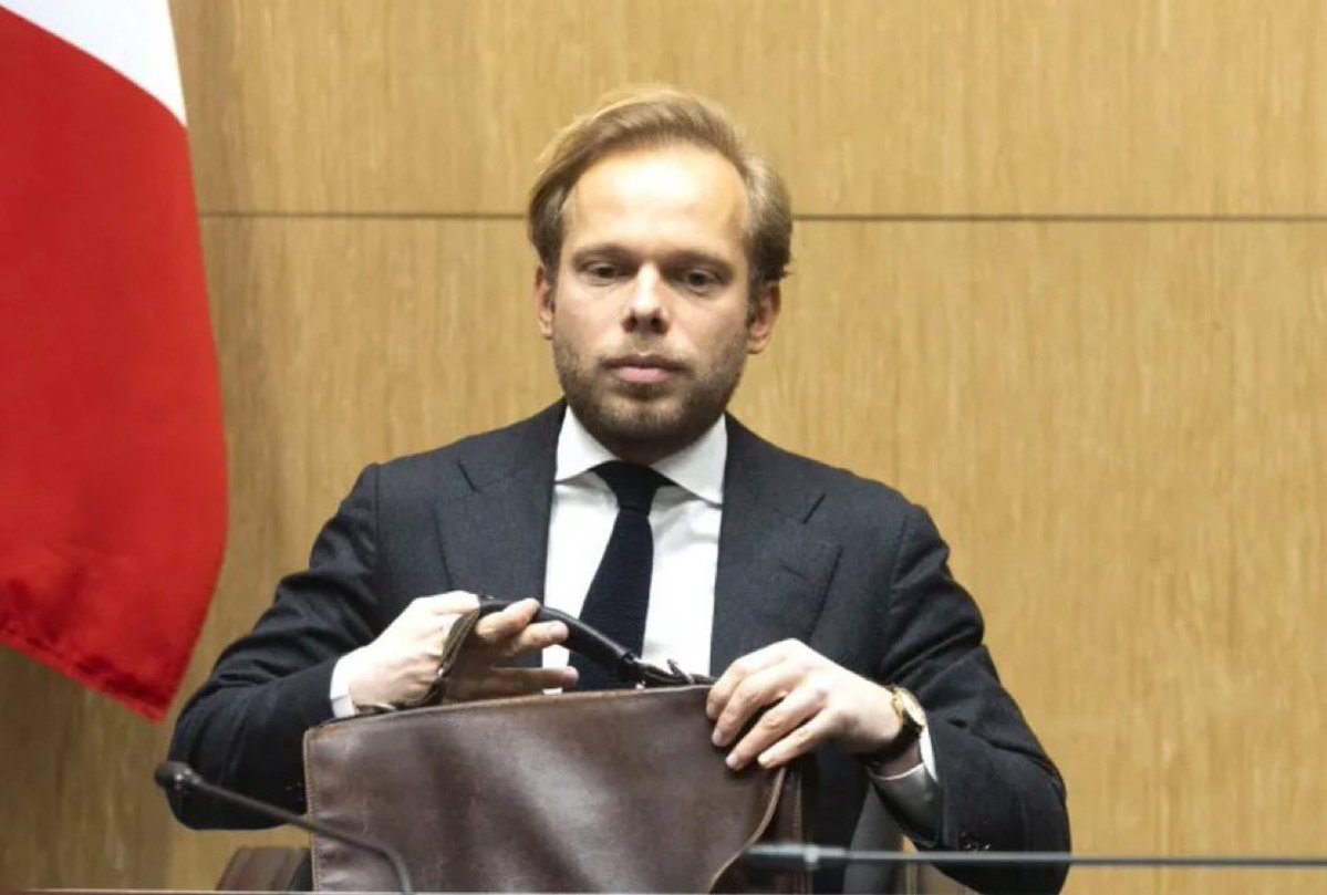 🚨🇫🇷🔥 Emmanuel Macron, ce petit dictateur en costard qui se prend pour un roi absolu, tente désespérément d’enterrer le rapport Alloncle qui met à nu les magouilles, les gaspillages et la propagande gauchiste pourrie de l’audiovisuel public financé par nos impôts ! 

Le JDD, des