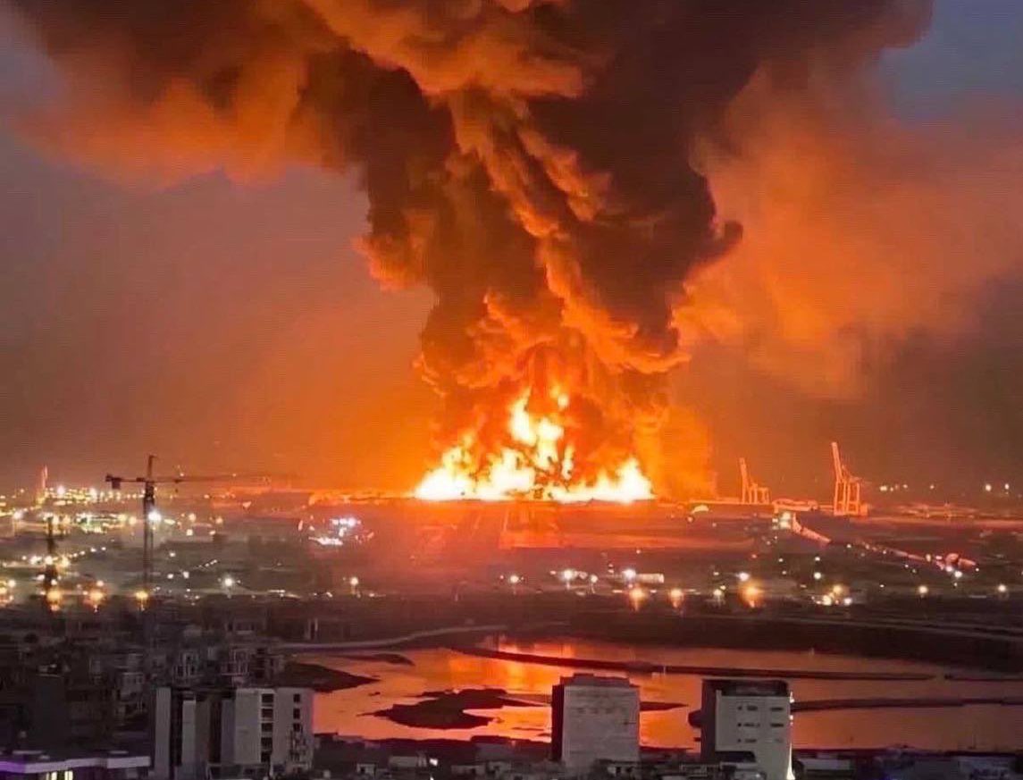 BREAKING:

Iranian drone strikes US base ammunition warehouse in Iraq.
#Khamenei #dubaiattack #خامنئي #Israel #IranWar