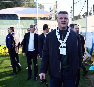 Ali Koç’tan farklı yaptığın bir tane iş yok neredeyse. Biraz Fenerbahçeliysen çıkacaksın istifa edeceksin Sadettin Koç. Bir tane adam akıllı transferin yok. Santraforsuz bıraktınız takımı, tarihte böyle bir şey yok. Bir tane adam akıllı kanat oyuncusu alamadınız. GİDİN!