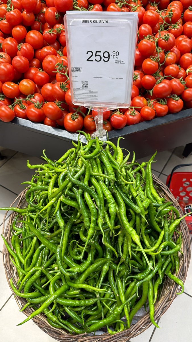 gidadedektifi's tweet photo. CarrefourSA'da kilosu 259,9₺'ye satışa sunulan sivri biberlerin üreticisinden 75₺'ye satın alındığı görülüyor. Üreticiden alınan biberler aracılar arasında 175₺'ye yükselirken, CarrefourSA'ya 190₺'ye satılıyor.
Üreticiden daha markete ulaşmadan biberlerin fiyatı 2,5 katına çıkıyor! Bu sisteme kim dur diyecek?
https://t.co/P3JS0tXIHa