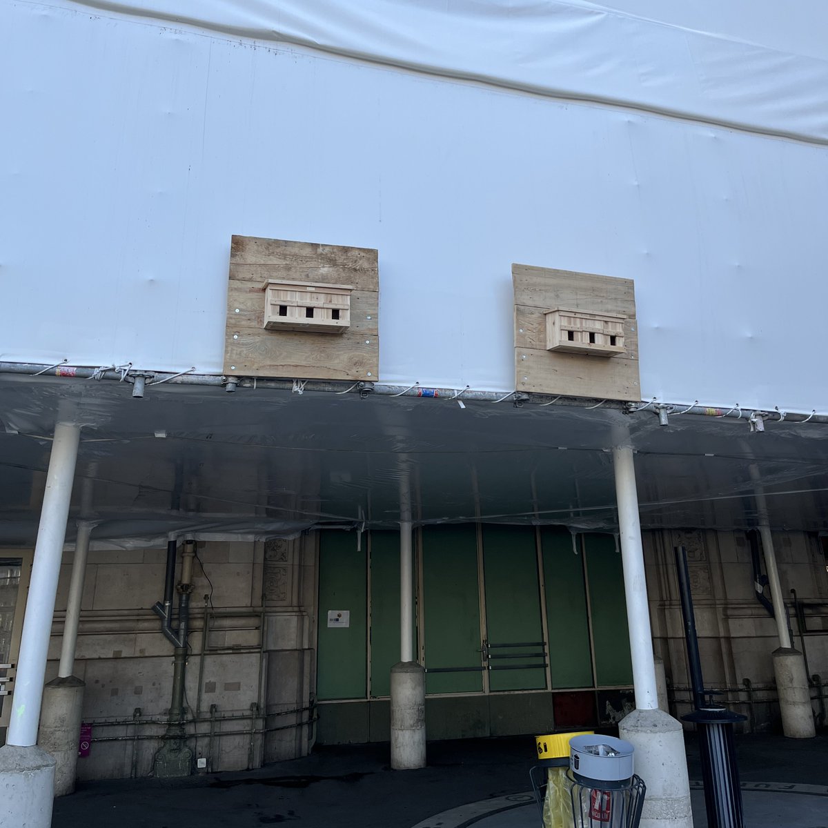 SolidMec's tweet photo. Mes gars sûr de la #GareDeLyon, c'est quoi ça sur les bâches des travaux ? Oui je me doute bien que ces des nichoirs mais.... pour quoi ?
#sncf @ConnectGares @LPOFrance https://t.co/1sBjD1rKtd