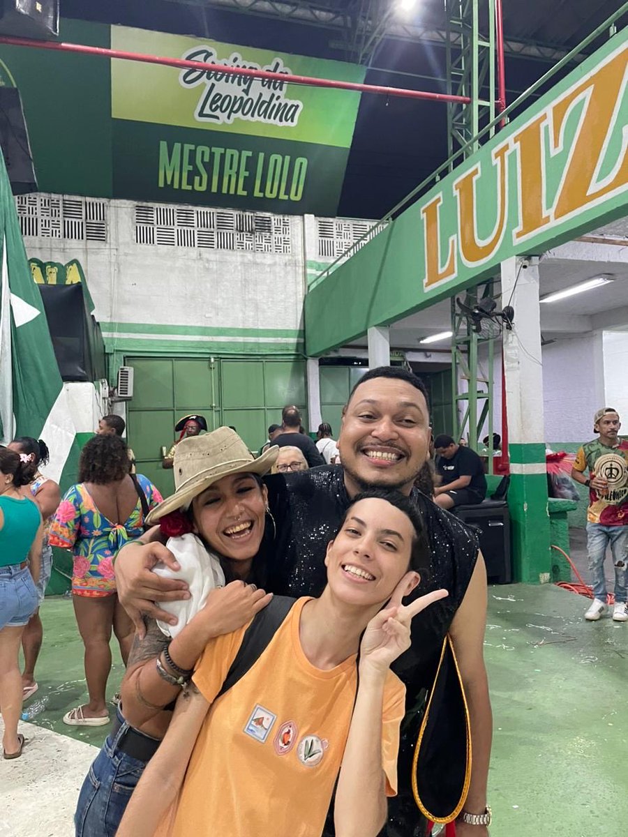 vavalhal's tweet photo. Mais uma temporada muito bem vivida com a Rainha da Leopoldina, graças a Deus! É necessário peregrinar Niterói/Ramos pelo menos 1x  ao ano pra ser feliz. 🦎

@Pittydemenezes você é o cara mais humilde, amado, camaleônico e talentoso da nossa geração. Vida longa, Reizinho! 💚👑🤍 https://t.co/iIznk1Rz37