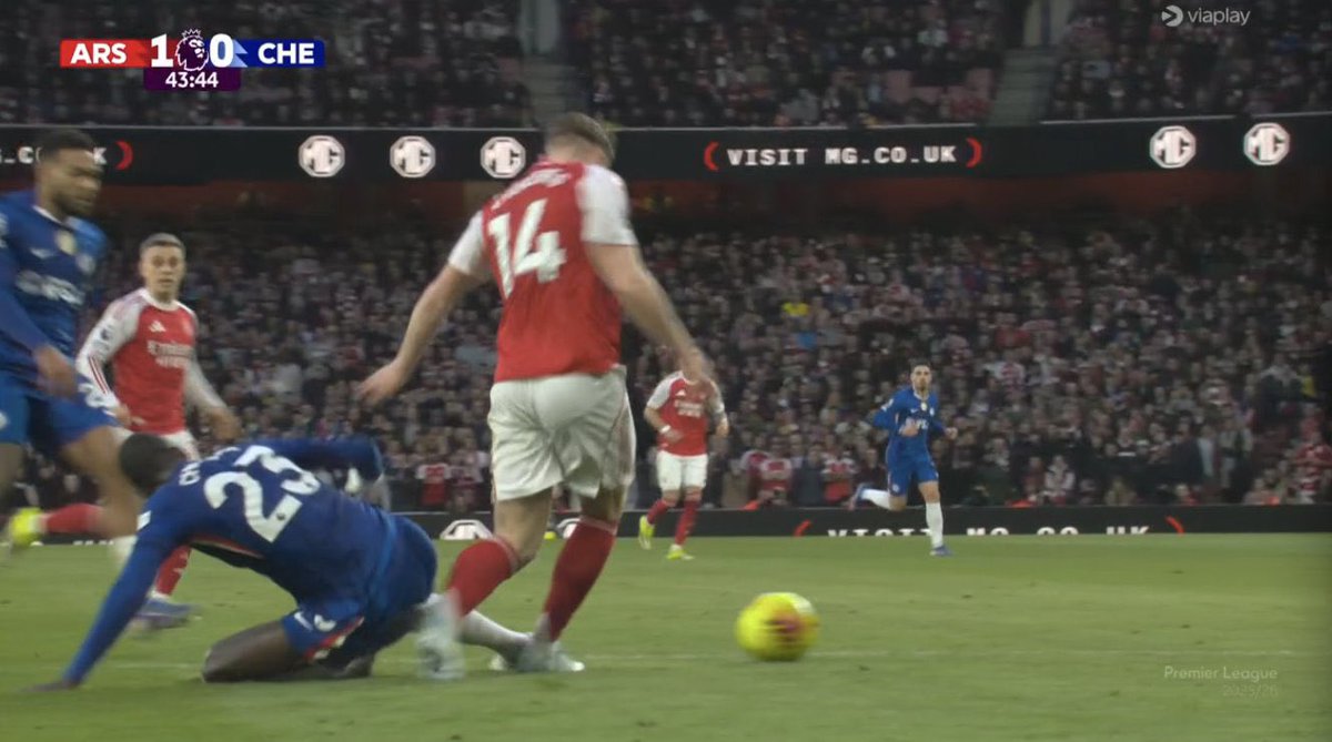 AFC_KENNYy's tweet photo. Chalobah got the ball first, minimal contact, and Gyökeres goes down no dive, no simulation. VAR backed the call, play on! 💥
Chelsea fans can keep crying, we're still 5 points clear!😂 

But honestly GYÖKERES needs to do better https://t.co/jpJQcicXPd